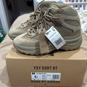 Adidas Yeezy YZY DSRT BT in Taupe size 5.5 AUTHENTIC